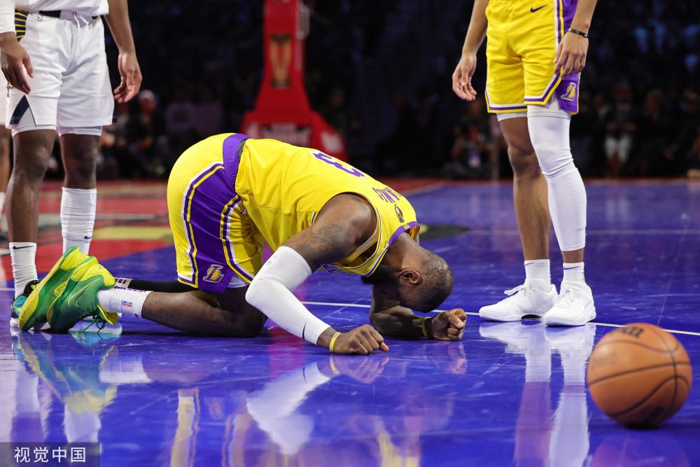 现出稳健与 现出稳健与